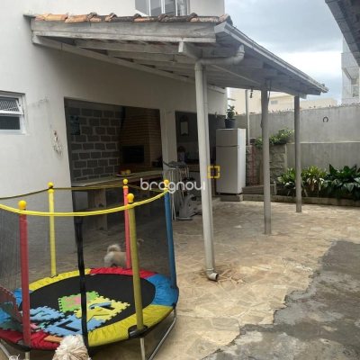 Casa com 153m², 2 quartos (sendo 1 suíte), 2 garagens, no bairro Barreiros em São José