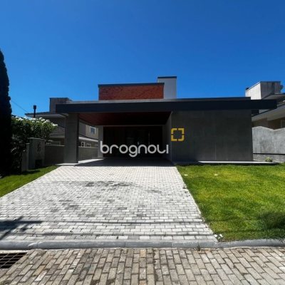 Casa de Condomínio com 220m², 4 quartos (sendo 4 suítes), 2 garagens, no bairro Cachoeira do Bom Jesus em Florianópolis