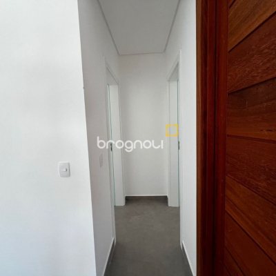 Casa de Condomínio com 220m², 4 quartos (sendo 4 suítes), 2 garagens, no bairro Cachoeira do Bom Jesus em Florianópolis