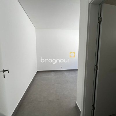 Casa de Condomínio com 220m², 4 quartos (sendo 4 suítes), 2 garagens, no bairro Cachoeira do Bom Jesus em Florianópolis