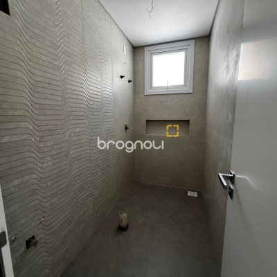 Casa de Condomínio com 220m², 4 quartos (sendo 4 suítes), 2 garagens, no bairro Cachoeira do Bom Jesus em Florianópolis