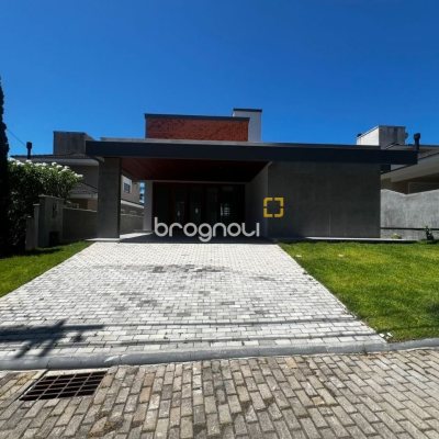 Casa de Condomínio com 220m², 4 quartos (sendo 4 suítes), 2 garagens, no bairro Cachoeira do Bom Jesus em Florianópolis