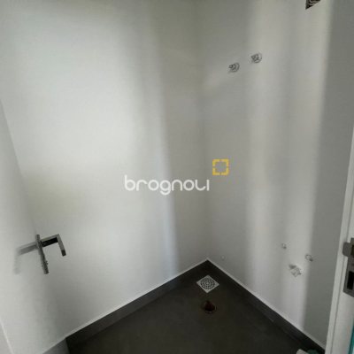 Casa de Condomínio com 220m², 4 quartos (sendo 4 suítes), 2 garagens, no bairro Cachoeira do Bom Jesus em Florianópolis