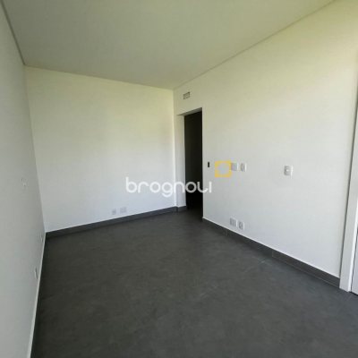 Casa de Condomínio com 220m², 4 quartos (sendo 4 suítes), 2 garagens, no bairro Cachoeira do Bom Jesus em Florianópolis