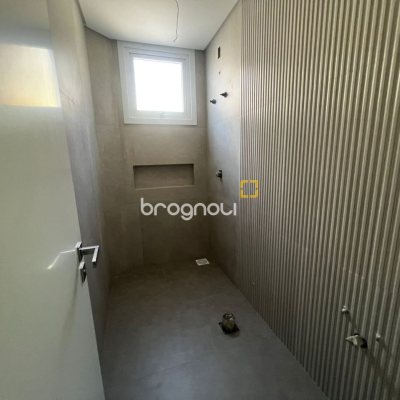 Casa de Condomínio com 220m², 4 quartos (sendo 4 suítes), 2 garagens, no bairro Cachoeira do Bom Jesus em Florianópolis
