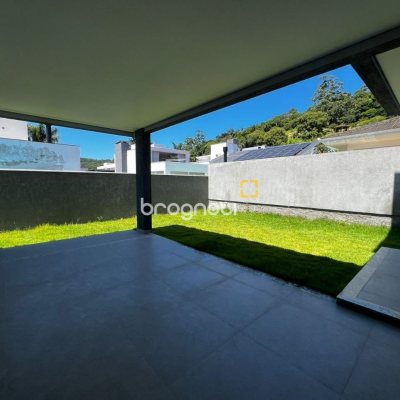 Casa de Condomínio com 220m², 4 quartos (sendo 4 suítes), 2 garagens, no bairro Cachoeira do Bom Jesus em Florianópolis