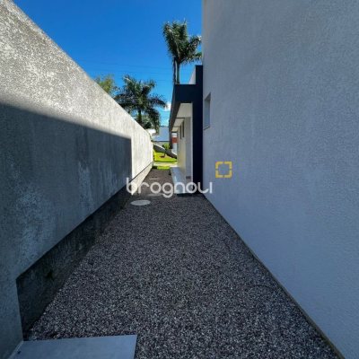 Casa de Condomínio com 220m², 4 quartos (sendo 4 suítes), 2 garagens, no bairro Cachoeira do Bom Jesus em Florianópolis