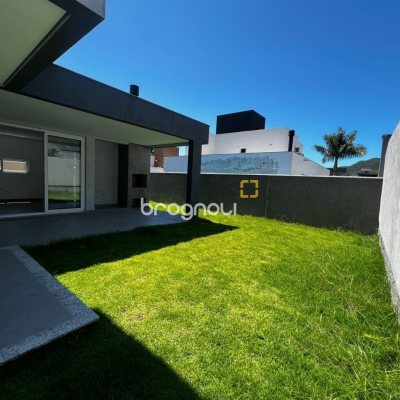 Casa de Condomínio com 220m², 4 quartos (sendo 4 suítes), 2 garagens, no bairro Cachoeira do Bom Jesus em Florianópolis
