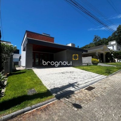 Casa de Condomínio com 220m², 4 quartos (sendo 4 suítes), 2 garagens, no bairro Cachoeira do Bom Jesus em Florianópolis