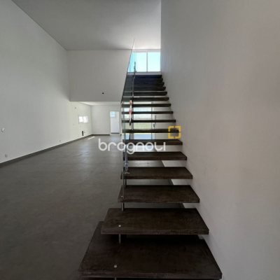Casa de Condomínio com 220m², 4 quartos (sendo 4 suítes), 2 garagens, no bairro Cachoeira do Bom Jesus em Florianópolis