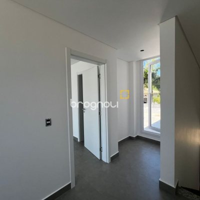Casa de Condomínio com 220m², 4 quartos (sendo 4 suítes), 2 garagens, no bairro Cachoeira do Bom Jesus em Florianópolis