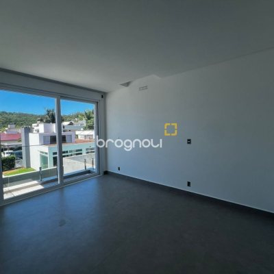 Casa de Condomínio com 220m², 4 quartos (sendo 4 suítes), 2 garagens, no bairro Cachoeira do Bom Jesus em Florianópolis