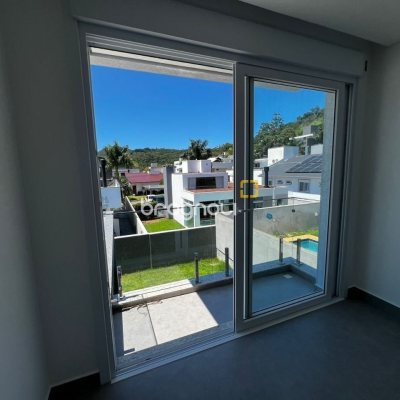 Casa de Condomínio com 220m², 4 quartos (sendo 4 suítes), 2 garagens, no bairro Cachoeira do Bom Jesus em Florianópolis