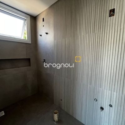 Casa de Condomínio com 220m², 4 quartos (sendo 4 suítes), 2 garagens, no bairro Cachoeira do Bom Jesus em Florianópolis