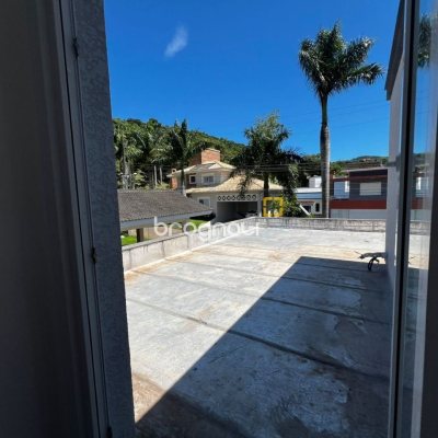 Casa de Condomínio com 220m², 4 quartos (sendo 4 suítes), 2 garagens, no bairro Cachoeira do Bom Jesus em Florianópolis