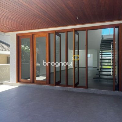 Casa de Condomínio com 220m², 4 quartos (sendo 4 suítes), 2 garagens, no bairro Cachoeira do Bom Jesus em Florianópolis