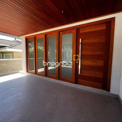 Casa de Condomínio com 220m², 4 quartos (sendo 4 suítes), 2 garagens, no bairro Cachoeira do Bom Jesus em Florianópolis