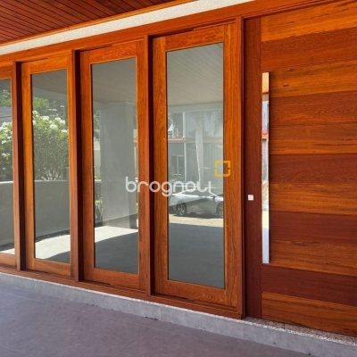 Casa de Condomínio com 220m², 4 quartos (sendo 4 suítes), 2 garagens, no bairro Cachoeira do Bom Jesus em Florianópolis