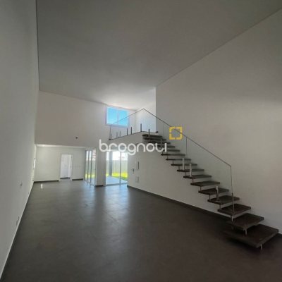 Casa de Condomínio com 220m², 4 quartos (sendo 4 suítes), 2 garagens, no bairro Cachoeira do Bom Jesus em Florianópolis