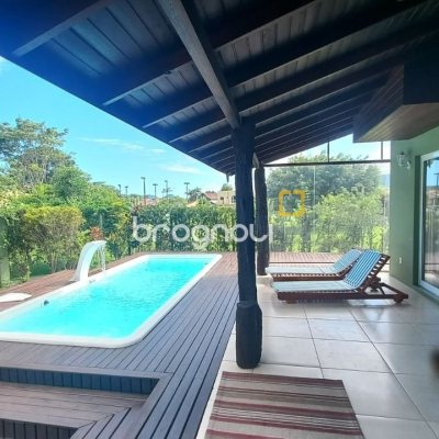 Casa de Condomínio com 214m², 4 quartos (sendo 1 suíte), 3 garagens, no bairro Campeche em Florianópolis