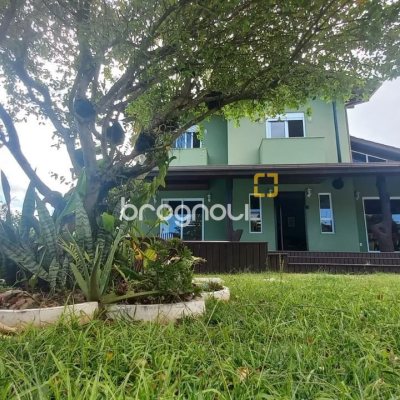 Casa de Condomínio com 214m², 4 quartos (sendo 1 suíte), 3 garagens, no bairro Campeche em Florianópolis