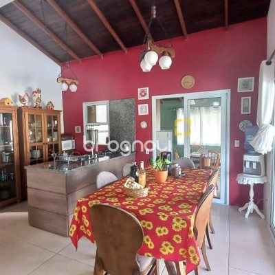 Casa de Condomínio com 214m², 4 quartos (sendo 1 suíte), 3 garagens, no bairro Campeche em Florianópolis