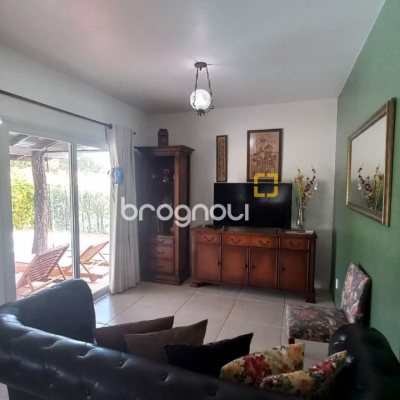 Casa de Condomínio com 214m², 4 quartos (sendo 1 suíte), 3 garagens, no bairro Campeche em Florianópolis
