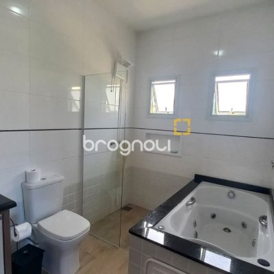 Casa de Condomínio com 214m², 4 quartos (sendo 1 suíte), 3 garagens, no bairro Campeche em Florianópolis