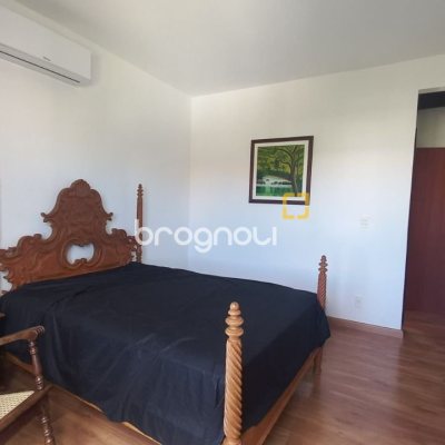 Casa de Condomínio com 214m², 4 quartos (sendo 1 suíte), 3 garagens, no bairro Campeche em Florianópolis