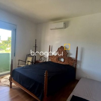 Casa de Condomínio com 214m², 4 quartos (sendo 1 suíte), 3 garagens, no bairro Campeche em Florianópolis