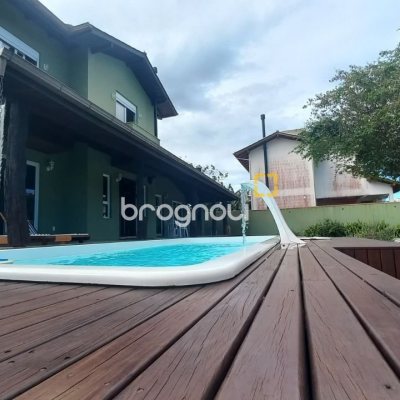 Casa de Condomínio com 214m², 4 quartos (sendo 1 suíte), 3 garagens, no bairro Campeche em Florianópolis