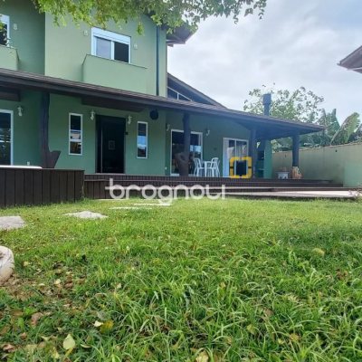 Casa de Condomínio com 214m², 4 quartos (sendo 1 suíte), 3 garagens, no bairro Campeche em Florianópolis
