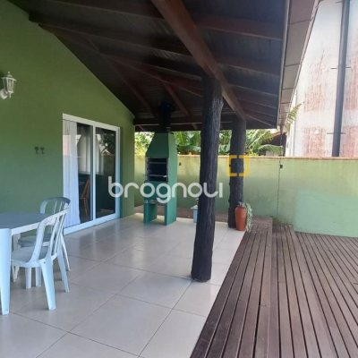 Casa de Condomínio com 214m², 4 quartos (sendo 1 suíte), 3 garagens, no bairro Campeche em Florianópolis