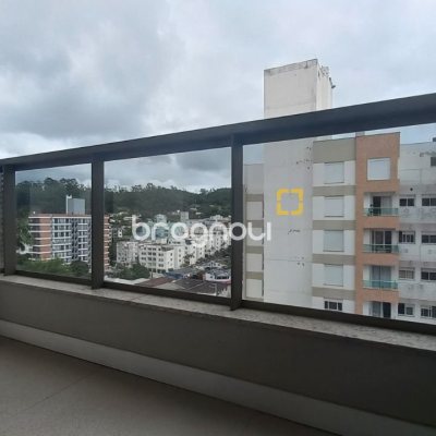 Apartamento com 76m², 3 quartos (sendo 1 suíte), 1 garagem, no bairro Carvoeira em Florianópolis