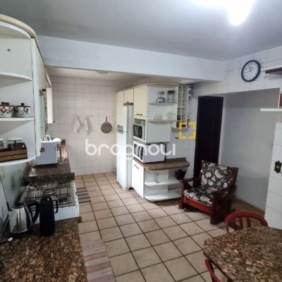 Casa com 274m², 5 quartos (sendo 3 suítes), 4 garagens, no bairro Itaguaçu em Florianópolis