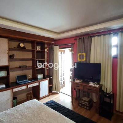 Casa com 274m², 5 quartos (sendo 3 suítes), 4 garagens, no bairro Itaguaçu em Florianópolis