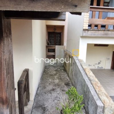 Casa com 274m², 5 quartos (sendo 3 suítes), 4 garagens, no bairro Itaguaçu em Florianópolis