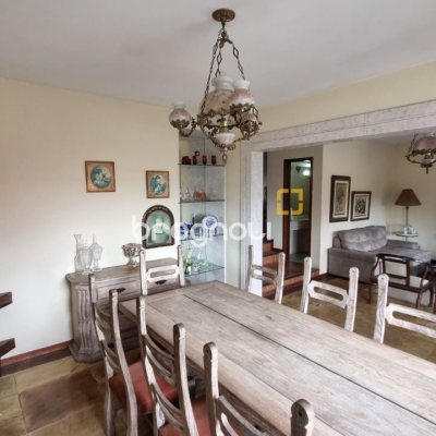 Casa com 274m², 5 quartos (sendo 3 suítes), 4 garagens, no bairro Itaguaçu em Florianópolis