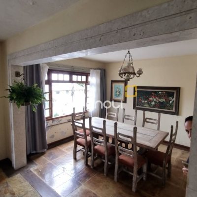 Casa com 274m², 5 quartos (sendo 3 suítes), 4 garagens, no bairro Itaguaçu em Florianópolis
