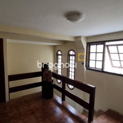 Casa com 274m², 5 quartos (sendo 3 suítes), 4 garagens, no bairro Itaguaçu em Florianópolis