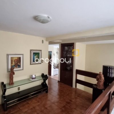 Casa com 274m², 5 quartos (sendo 3 suítes), 4 garagens, no bairro Itaguaçu em Florianópolis