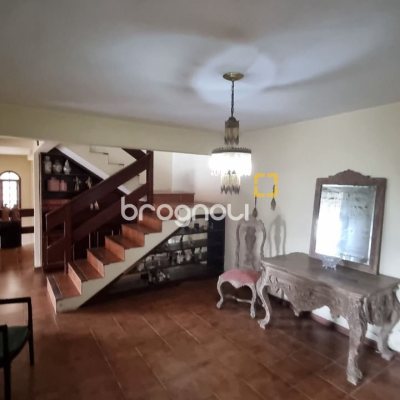 Casa com 274m², 5 quartos (sendo 3 suítes), 4 garagens, no bairro Itaguaçu em Florianópolis