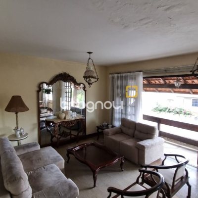Casa com 274m², 5 quartos (sendo 3 suítes), 4 garagens, no bairro Itaguaçu em Florianópolis