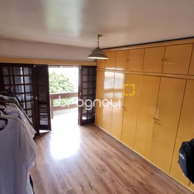 Casa com 274m², 5 quartos (sendo 3 suítes), 4 garagens, no bairro Itaguaçu em Florianópolis