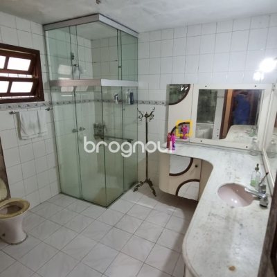 Casa com 274m², 5 quartos (sendo 3 suítes), 4 garagens, no bairro Itaguaçu em Florianópolis