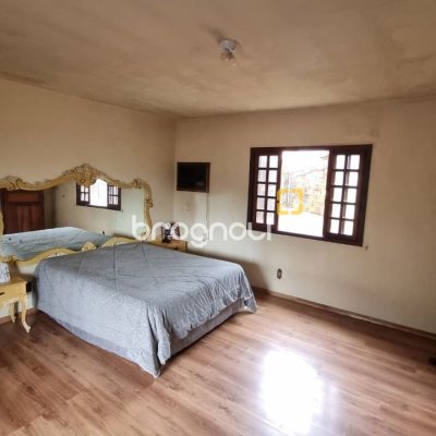 Casa com 274m², 5 quartos (sendo 3 suítes), 4 garagens, no bairro Itaguaçu em Florianópolis