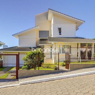 Casa com 176m², 4 quartos (sendo 2 suítes), 4 garagens, no bairro Ingleses em Florianópolis