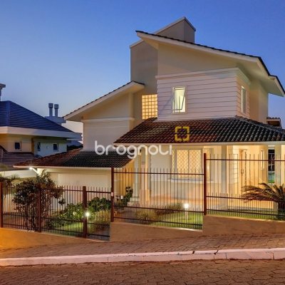 Casa com 176m², 4 quartos (sendo 2 suítes), 4 garagens, no bairro Ingleses em Florianópolis