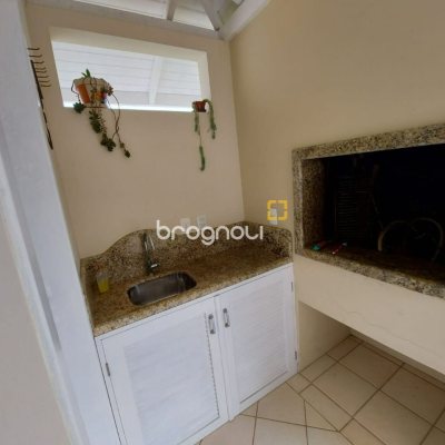 Casa com 176m², 4 quartos (sendo 2 suítes), 4 garagens, no bairro Ingleses em Florianópolis