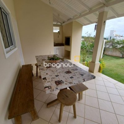 Casa com 176m², 4 quartos (sendo 2 suítes), 4 garagens, no bairro Ingleses em Florianópolis